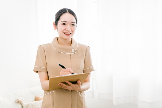 STRETCH HUBの受付をするトレーナーの画像