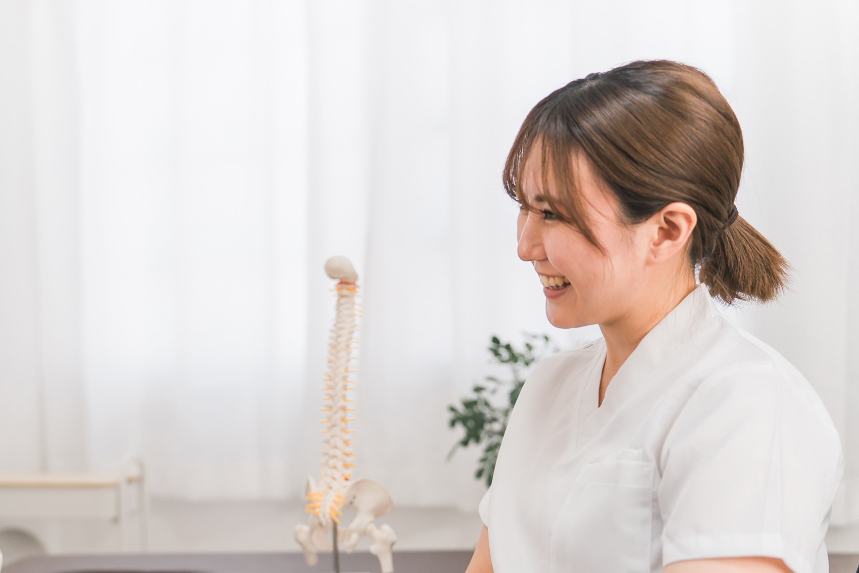 オンラインストレッチを指導する女性トレーナーの画像