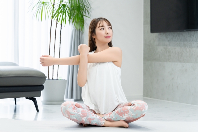 家でストレッチをする女性の画像